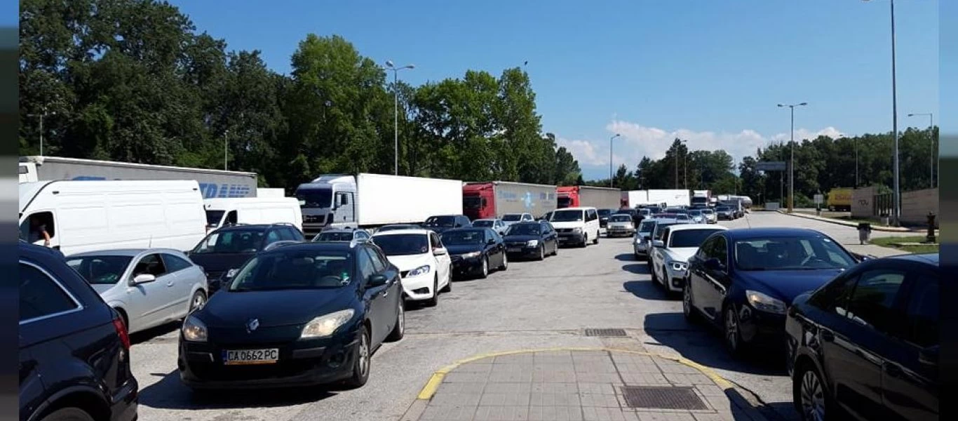 Ουρές χιλιομέτρων στο συνοριακό σταθμό του Προμαχώνα - Τουρίστες θέλουν να περάσουν στην Ελλάδα (φωτό)